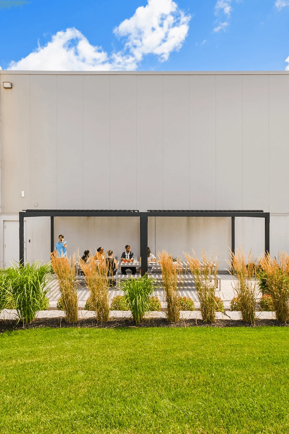 Aire de détente extérieur pour employés -Aménagement paysager Dominique Filion projet commercial