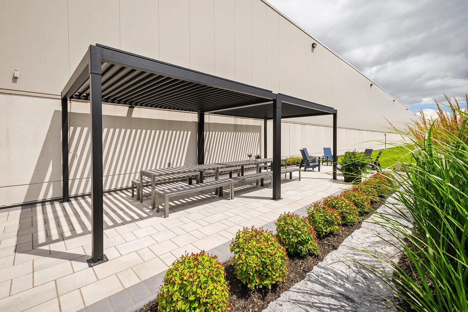 Aire de détente extérieur pour employés -Aménagement paysager Dominique Filion projet commercial