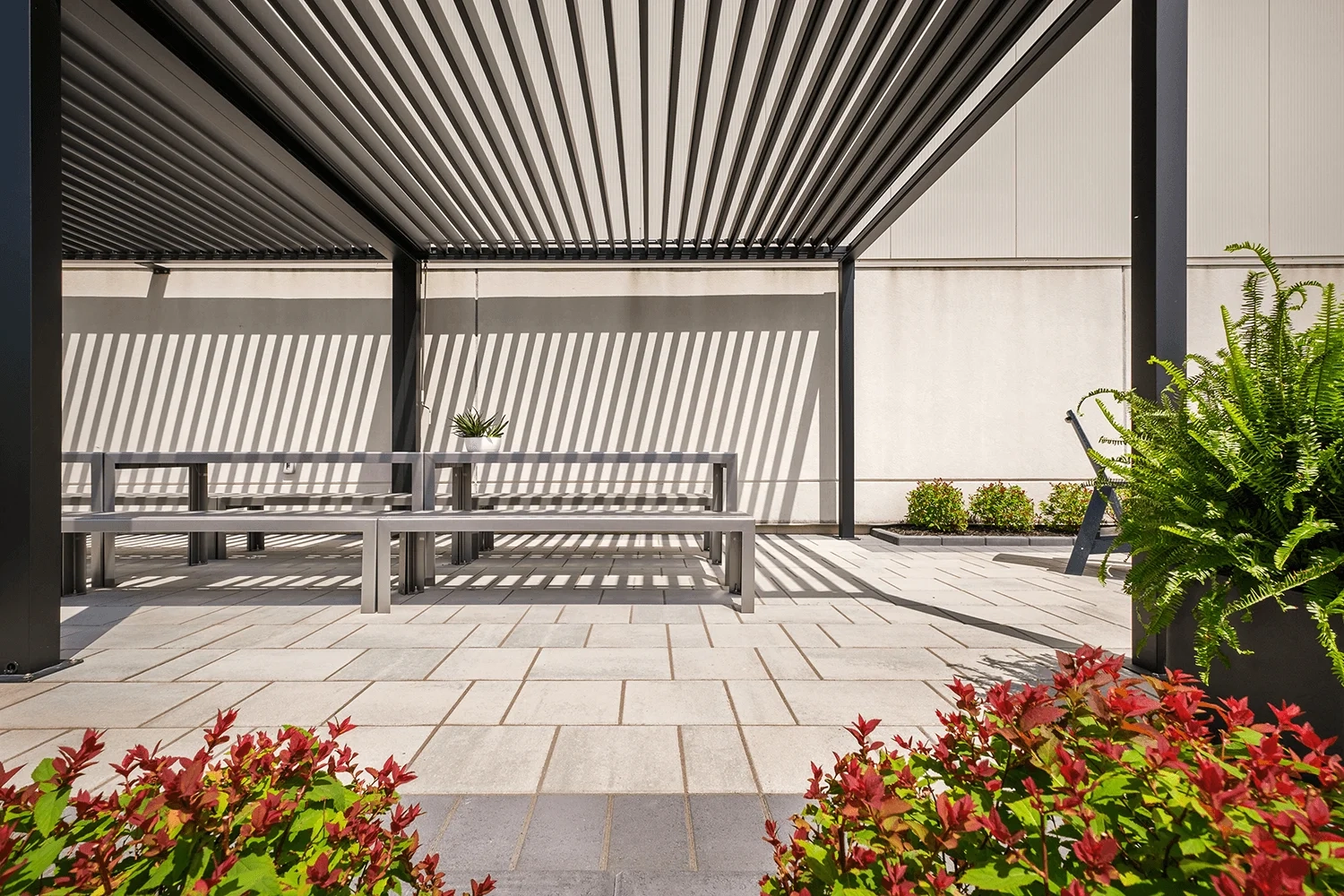 Aire de détente extérieur pour employés -Aménagement paysager Dominique Filion projet commercial